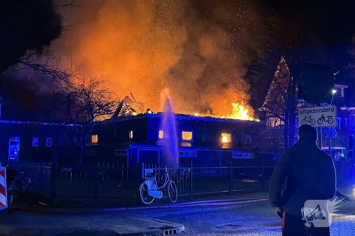 Metershoge vlammen slaan uit kerkgebouw