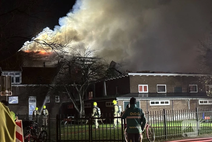 Metershoge vlammen slaan uit kerkgebouw