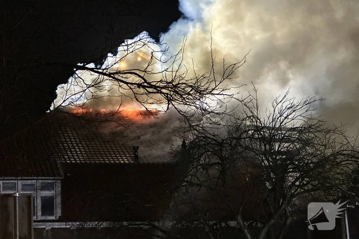 Metershoge vlammen slaan uit kerkgebouw