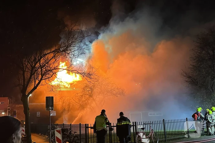 Metershoge vlammen slaan uit kerkgebouw