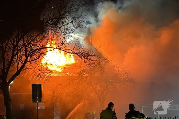 Metershoge vlammen slaan uit kerkgebouw