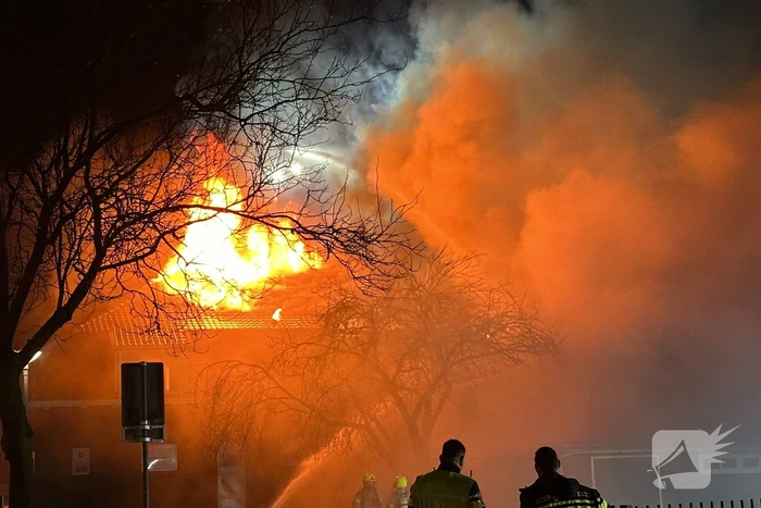 Metershoge vlammen slaan uit kerkgebouw