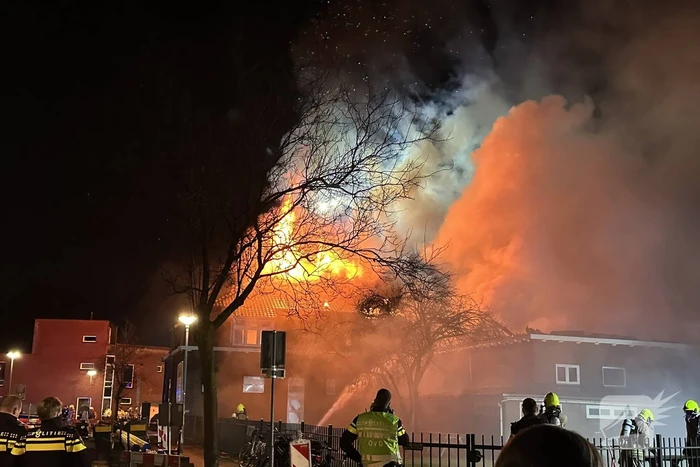 Metershoge vlammen slaan uit kerkgebouw