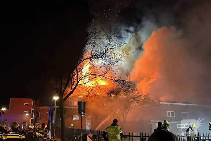 Metershoge vlammen slaan uit kerkgebouw