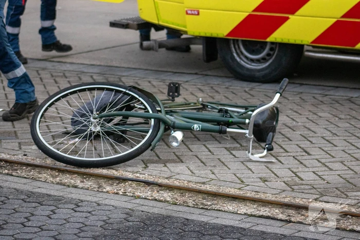 Fietser belandt meters verder na ongeval met vrachtwagen