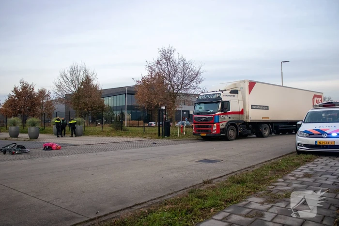 Fietser belandt meters verder na ongeval met vrachtwagen
