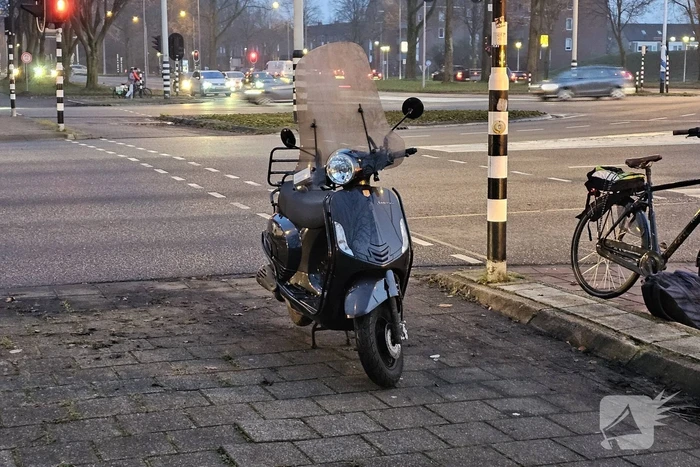 Scooterrijder met fietster in botsing