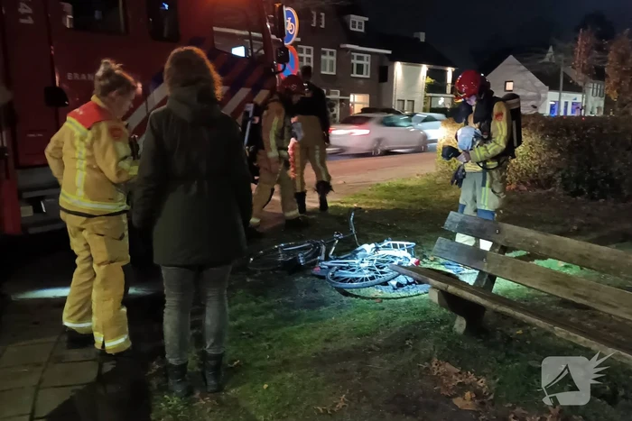 Omstanders blussen brandende fiets