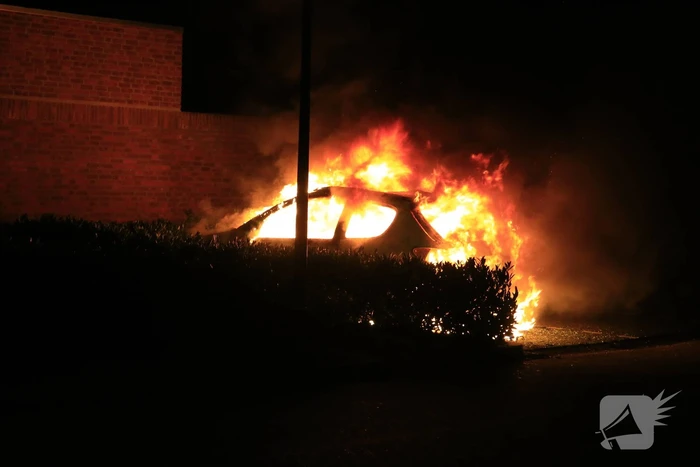 Geparkeerde auto volledig verwoest door brand