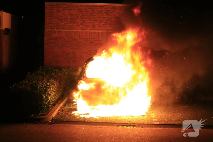 Geparkeerde auto volledig verwoest door brand