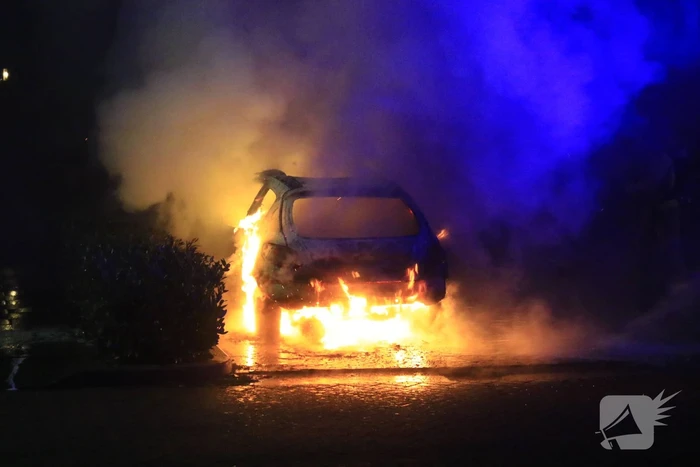 Geparkeerde auto volledig verwoest door brand