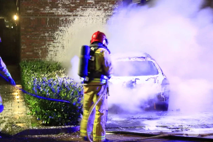 Geparkeerde auto volledig verwoest door brand
