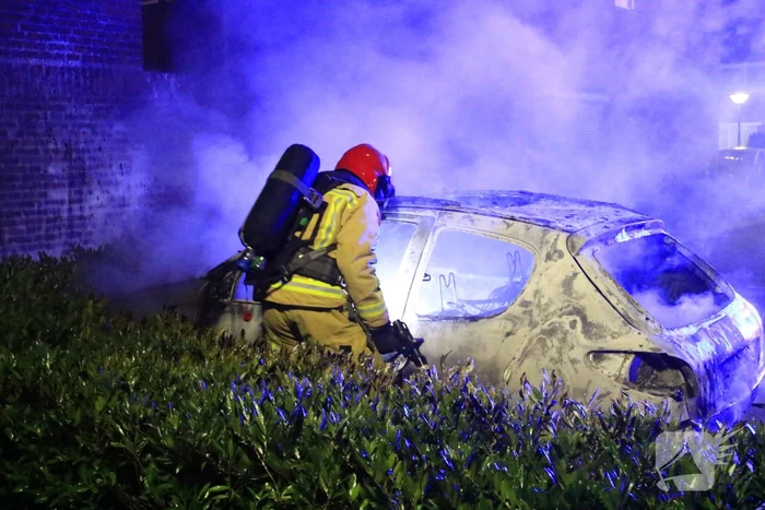Geparkeerde auto volledig verwoest door brand