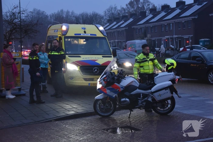 Afslaande automobilist ziet fietser over het hoofd