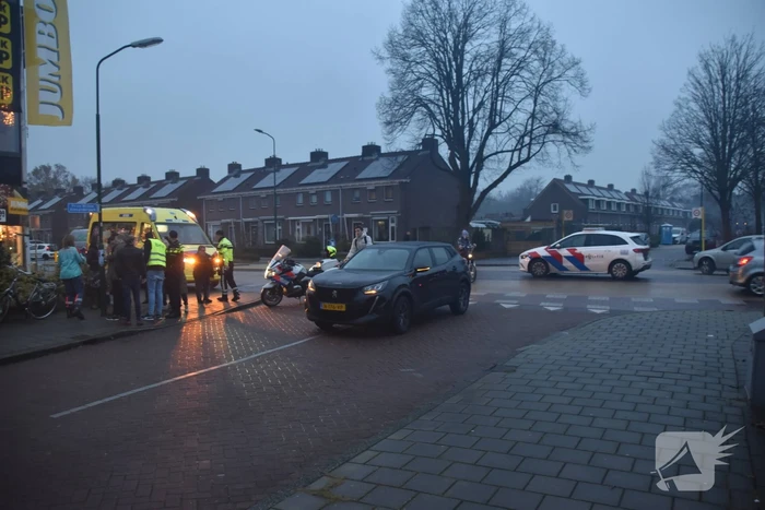 Afslaande automobilist ziet fietser over het hoofd