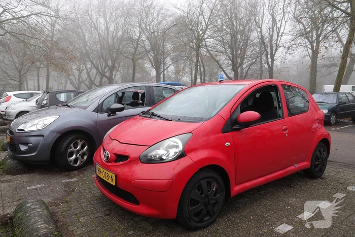Tien geparkeerde auto's opengebroken