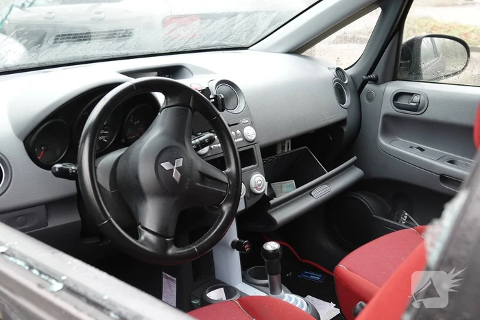 Tien geparkeerde auto's opengebroken