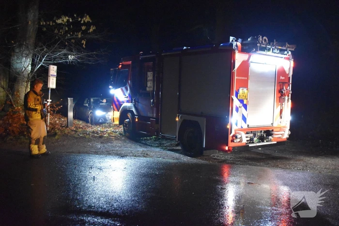 Brandweer helpt vastgereden automobilist