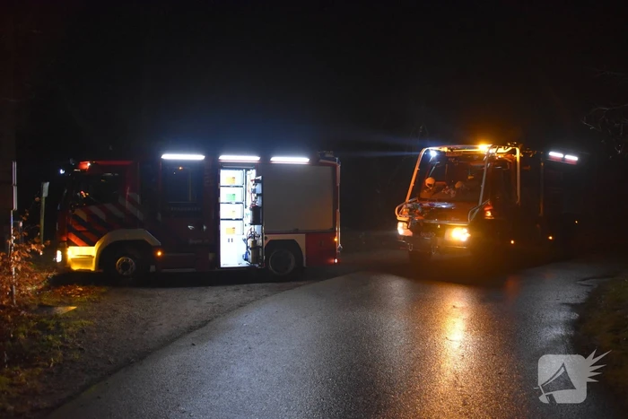Brandweer helpt vastgereden automobilist