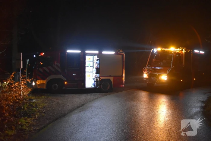 Brandweer helpt vastgereden automobilist