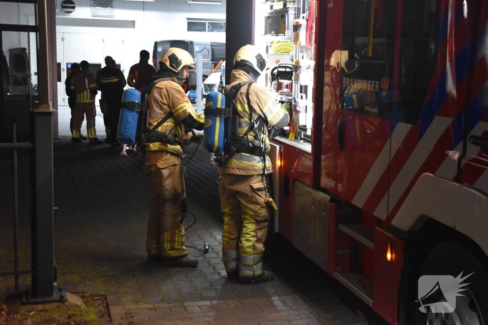 Brandweer verwijdert stof uit autobedrijf