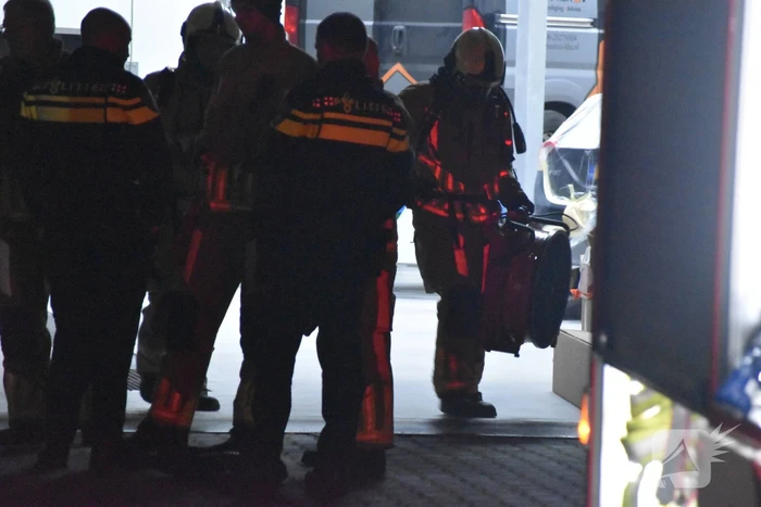 Brandweer verwijdert stof uit autobedrijf
