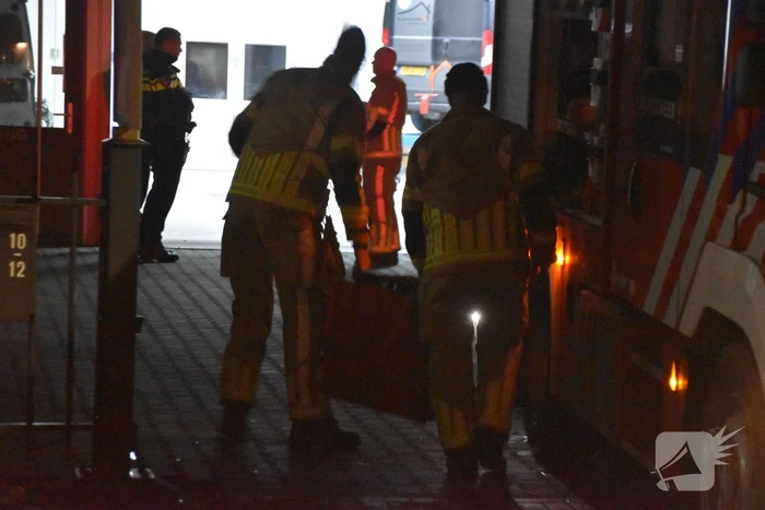 Brandweer verwijdert stof uit autobedrijf