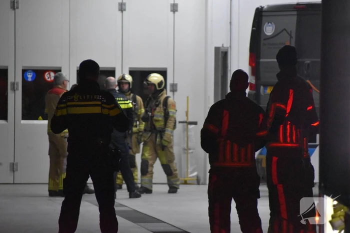 Brandweer verwijdert stof uit autobedrijf