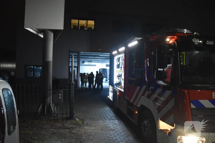 Brandweer verwijdert stof uit autobedrijf