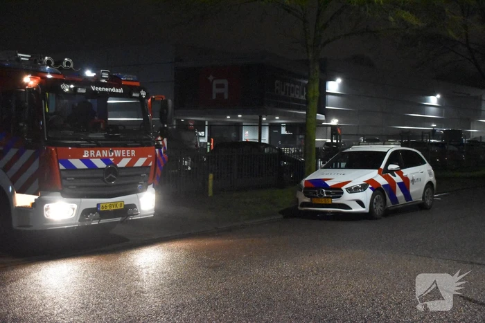 Brandweer verwijdert stof uit autobedrijf