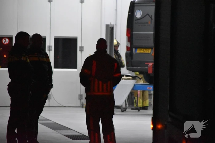 Brandweer verwijdert stof uit autobedrijf