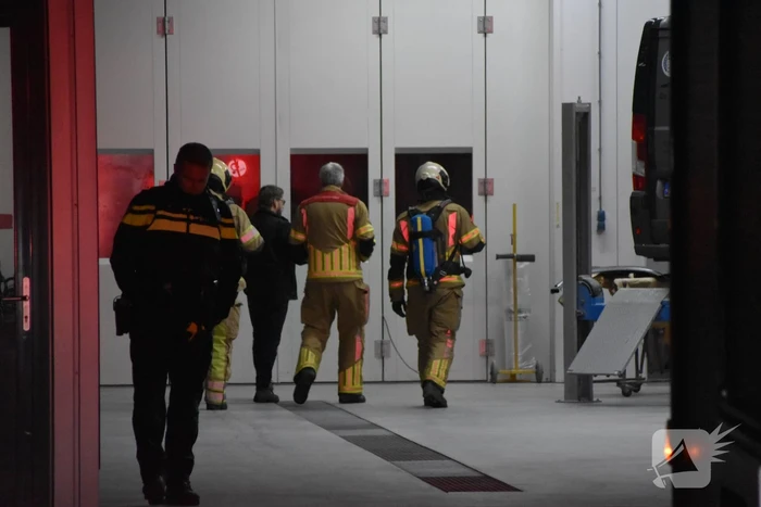 Brandweer verwijdert stof uit autobedrijf