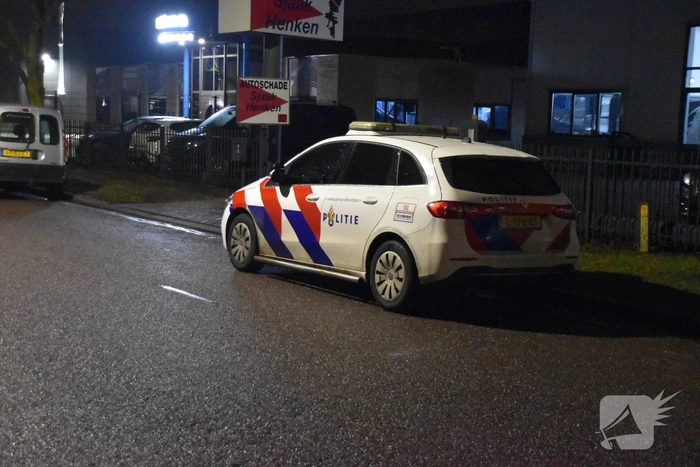 Brandweer verwijdert stof uit autobedrijf