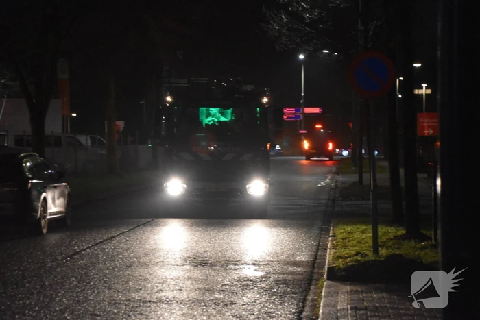 Brandweer verwijdert stof uit autobedrijf