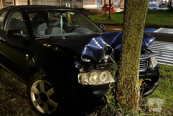 Verlaten voertuig tegen boom aangetroffen