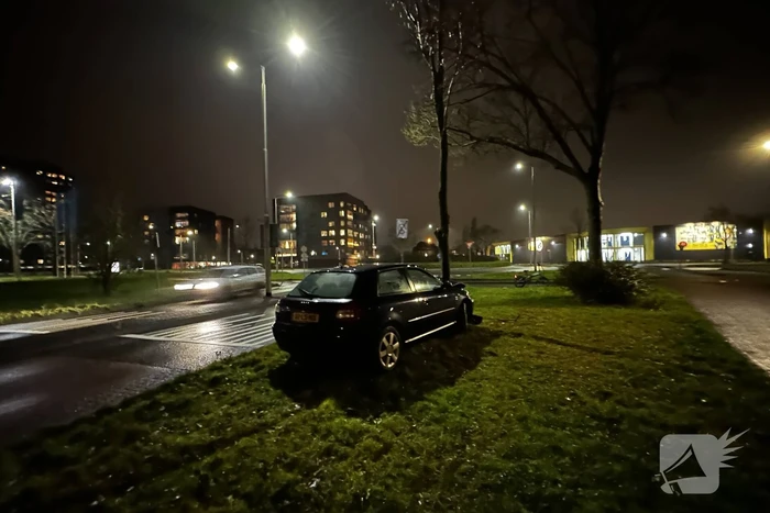 Verlaten voertuig tegen boom aangetroffen