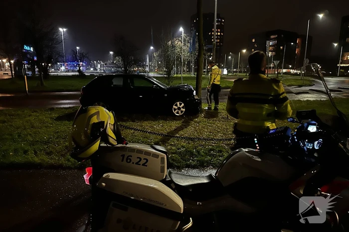 Verlaten voertuig tegen boom aangetroffen
