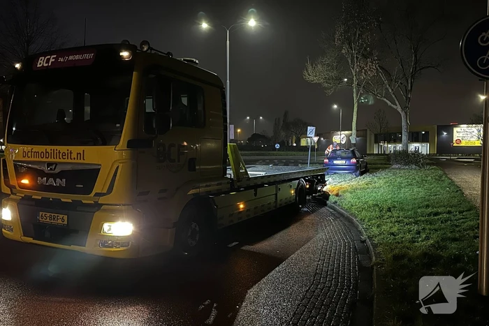 Verlaten voertuig tegen boom aangetroffen
