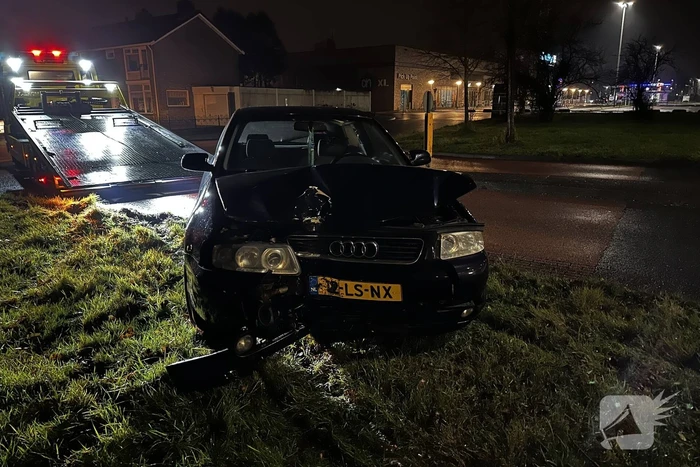 Verlaten voertuig tegen boom aangetroffen