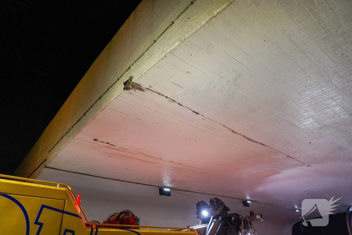 Vrachtwagen rijdt zich muurvast onder viaduct