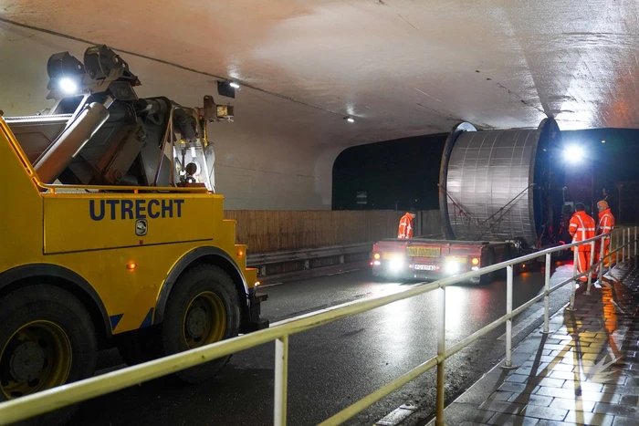 Vrachtwagen rijdt zich muurvast onder viaduct