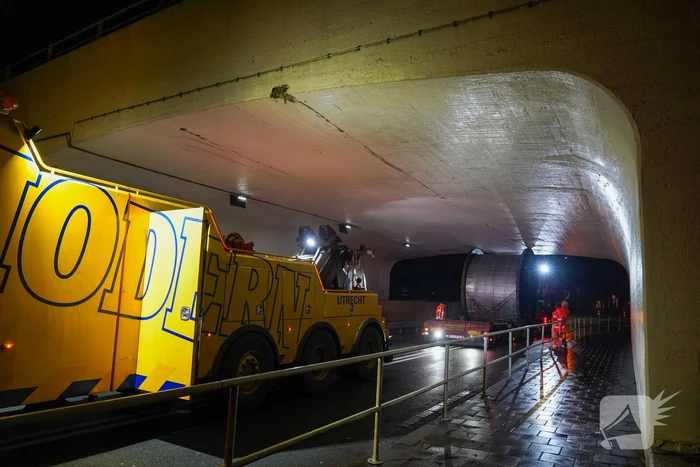 Vrachtwagen rijdt zich muurvast onder viaduct