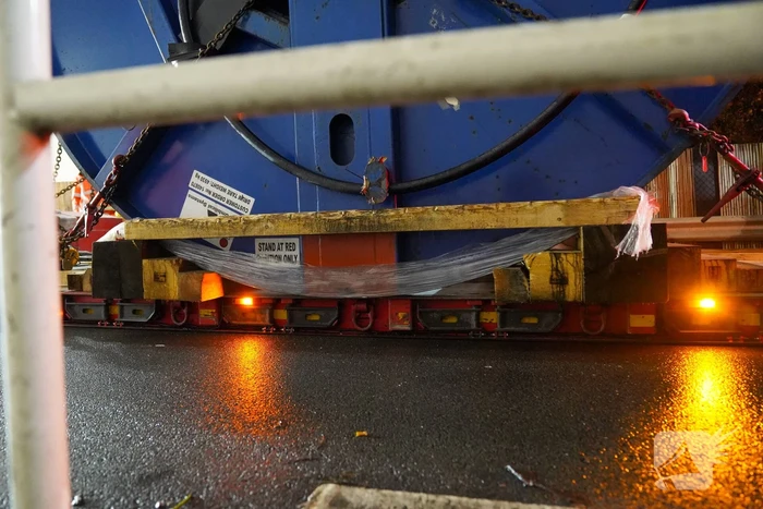Vrachtwagen rijdt zich muurvast onder viaduct