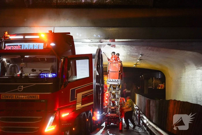 Vrachtwagen rijdt zich muurvast onder viaduct