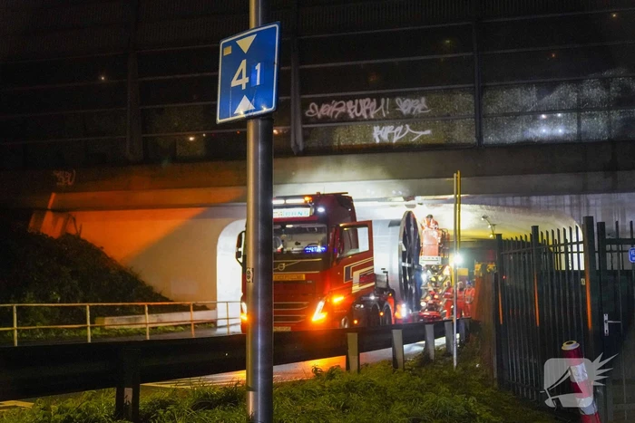 Vrachtwagen rijdt zich muurvast onder viaduct