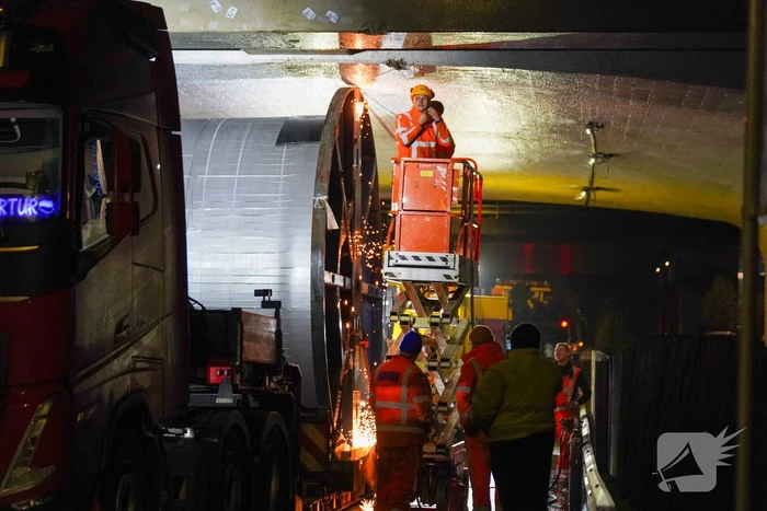 Vrachtwagen rijdt zich muurvast onder viaduct