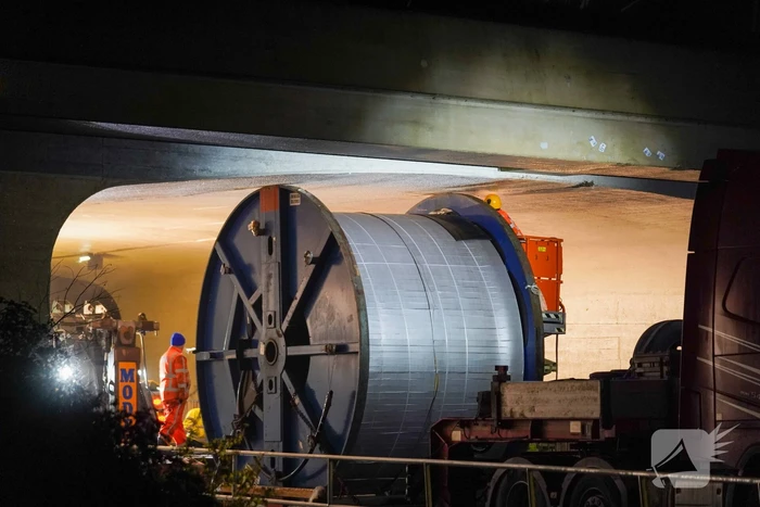 Vrachtwagen rijdt zich muurvast onder viaduct