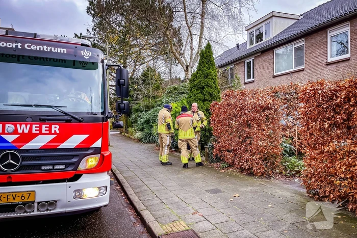 Brandweermannen doen metingen bij gaslek