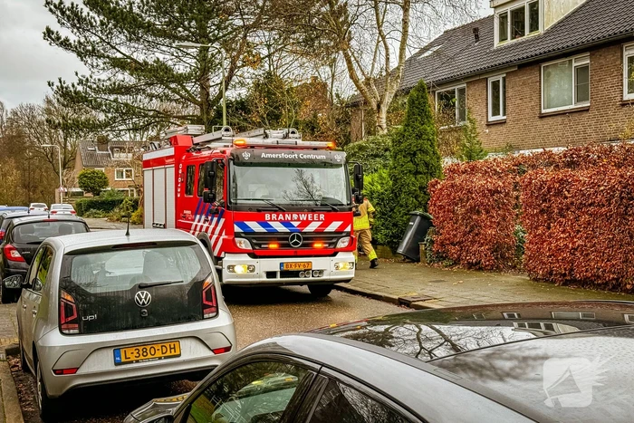 Brandweermannen doen metingen bij gaslek
