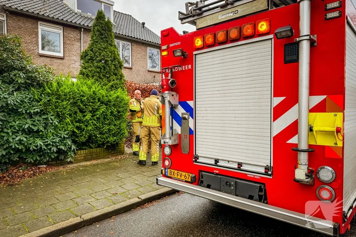 Brandweermannen doen metingen bij gaslek